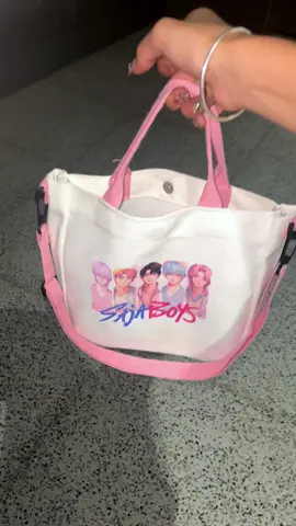 Perfect size for kids, eye-catching design—this KPOP bag is a gift that truly sparks joy.#bag #kpopdemonhunters #cute #rumi #giftideas