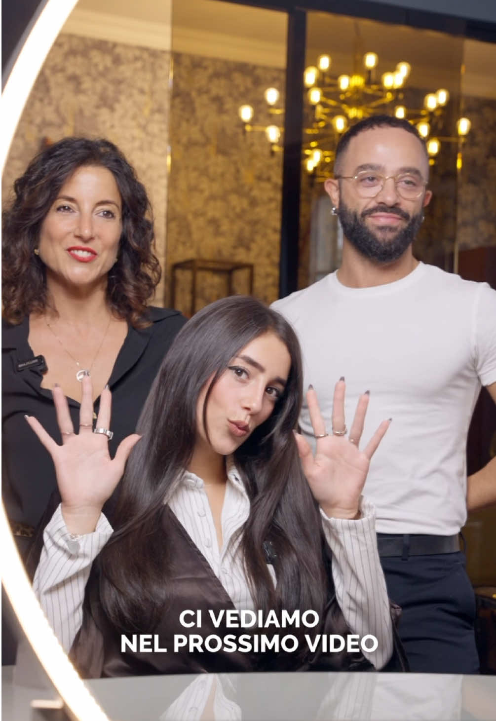 Valery, mia nipote e DJ Valllllls, è arrivata in salone dopo un’estate intensa, fatta di serate, raccolti tirati e capelli un po’ spenti. “Voglio ridare vita ai miei capelli”, mi ha detto, con quella determinazione che la contraddistingue. Per lei non potevo fare altro che lavorare con la nuova linea ARIA, pensata proprio per dare volume, leggerezza e corpo ai capelli, anche quando sono stressati da styling frequente e raccolti tirati. La linea ARIA è composta da shampoo, conditioner e leave-in spray, studiati per un uso frequente e adatti a tutti i tipi di capelli. Grazie ai suoi attivi — proteine di quinoa, cotone e riso — i capelli risultano soffici, luminosi e voluminosi, senza appesantirli. 💇‍♀️ Per Valery, la trasformazione sarà più di un semplice styling: un gesto di cura, energia e rinascita per la sua chioma. Vi aspetto nella parte 2, per vedere la trasformazione completa e scoprire tutti i dettagli del risultato finale. Con Aria, il volume si tinge di rosa 🍬🦩 La linea Aria sta per arrivare 🌬️ 📅 Quando? Il 24 Ottobre!! Iscriviti ora alla newsletter per scoprire in anteprima tutte le novità e avere l’accesso anticipato 💌! 🔗 Scopri i nostri prodotti su www.merciavous.it #MERCIAVOUS #FeelMagico #RicciDefiniti #HairCare #HealthyHair   