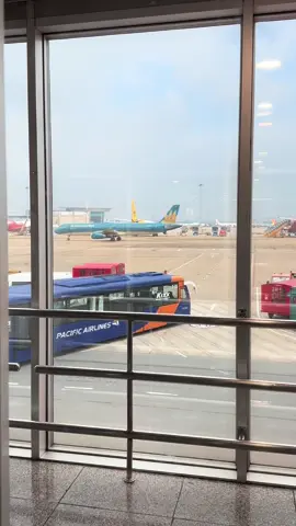 “Không liên lạc là lời tạm biệt tử tế nhất…” Mình và bạn đã chọn cách im lặng. Không trách móc, không níu kéo. Cũng chẳng còn gì để giải thích thêm nữa. Chỉ cần không nhắn tin, không gọi điện, không tìm nhau nữa. Thế là mọi chuyện xem như khép lại. Ban đầu thì khó chịu lắm, nhưng dần dần tim mình cũng học cách bình thản. Có lẽ, im lặng chính là cách chúng ta tôn trọng kỉ niệm cũ. Tôn trọng những gì đã có mà không làm tổn thương nhau thêm lần nào nữa. Vì đôi khi lời tạm biệt đẹp đẽ nhất, không nằm ở câu chúng ta chia tay…mà nằm ở việc cả hai cùng hiểu, từ nay về sau đường ai nấy bước , không còn liên quan gì đến nhau…//