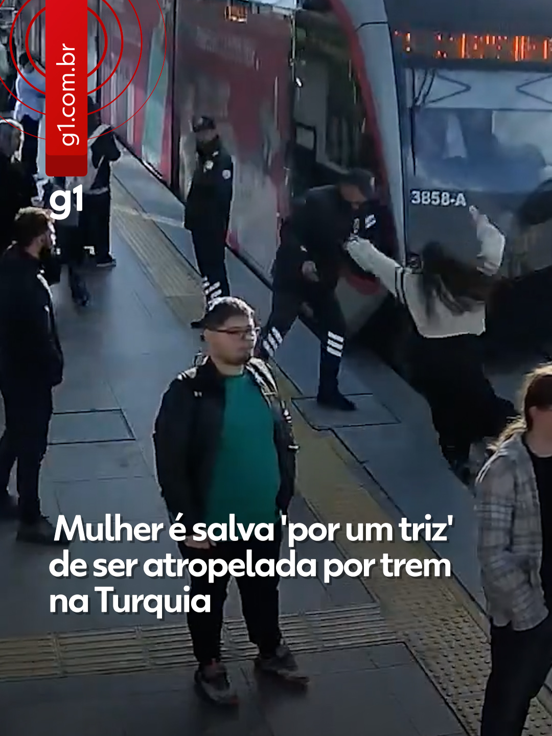 Por um triz - Imagine estar indo para o trabalho de manhã e quase ser atropelada pelo trem? Uma mulher passou por esse susto na terça-feira (14) em Kayseri, na região central da Turquia. A passageira estava em uma estação e ia atravessar a linha, mas não olhou para os dois lados e nem ouviu o trem chegando. Ela foi salva no último momento por um guarda que estava no local e a puxou pelo braço de volta para a plataforma. A mulher utilizava fones de ouvido no momento do incidente, segundo a Autoridade de Transportes de Kayseri, que divulgou imagens de câmeras de segurança. O maquinista freou rapidamente e conseguiu parar o trem. A passageira não se feriu no incidente. Clique em 'leia o artigo' para ler a reportagem completa. #Turquia #g1mundo #g1 #tiktoknotícias