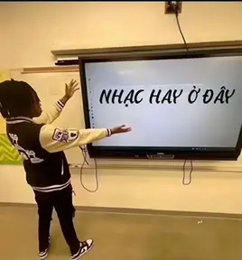 Anh đã không thể nào tìm cách Dừng lại nỗi nhớ từng đêm trào dâng Cần làn môi ấm ngọt ngào Khó ngàn lần vì sao ? Bây giờ đây là anh muốn Hét Hét Hét ! Nhớ em người ơi anh muốn hét ! Muốn hét muốn hét lên Nhớ em người ơi! Thèm được bên em được yêu được hôn Nhớ em nhiều quá ! Thèm được bên em được yêu được hôn Nhớ em nhiều quá ! Hoh hoh hoh🎶#vhmusic🎧 