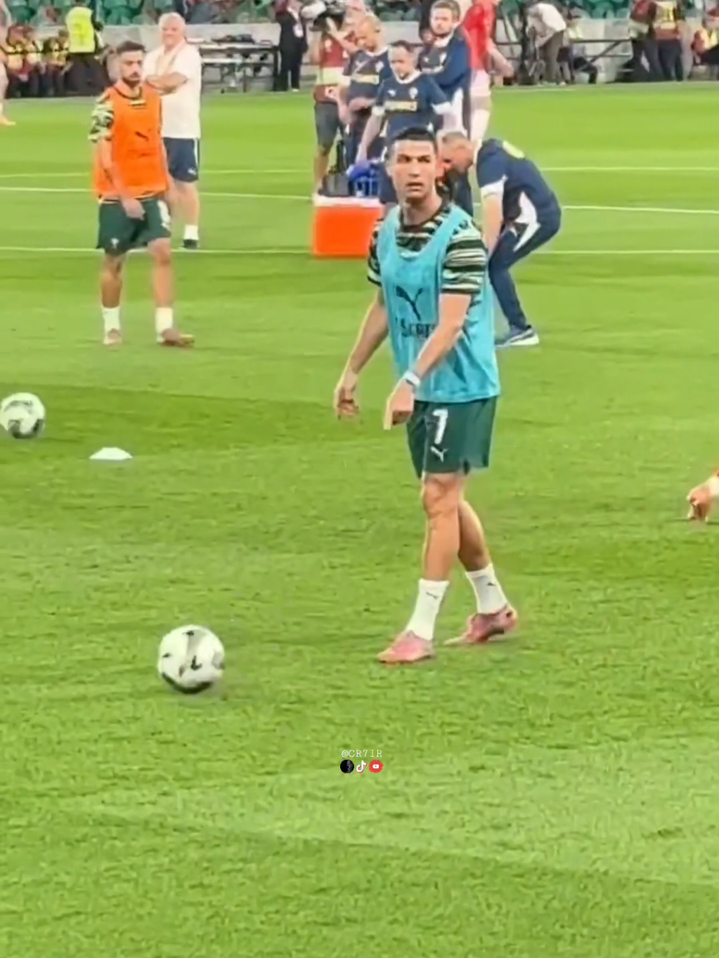 🔥🐐 Ronaldo having fun with the fans, unbelievable control #CR7  #GOAT  #CristianoRonaldo  #GeorginaRodriguez 