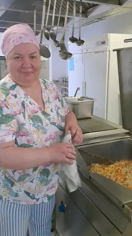 Сегодня в садике — ароматный домашний плов с индейкой 🥘 Детки уже подглядывают, что мамуля там мешает😄 🧅 Сначала обжариваем лук до золотистости 🍗 Добавляем индейку - нежное, диетическое мясо, идеально для деток. Обжариваем вместе с луком, чтобы всё впитало вкус и аромат. 🥕 Следом идёт морковь. Нарезаем соломкой, добавляем в сковороду и слегка обжариваем - чтобы она стала мягкой и сладкой. 💧Заливаем немного водички, накрываем крышкой и тушим - пусть всё подружится между собой. 🍚 Теперь - рис. Промываем, высыпаем сверху, разравниваем, добавляем ещё немного воды. 🕰️ Оставляем тушиться под крышкой, на тихом огне, пока рис не станет мягким и рассыпчатым. 🧂 В конце - соль и перец по вкусу. И всё — аромат на весь сад, детки улыбаются, а мамуля счастлива 💛 Любители плова ставьте + 🫶🏻👩🏼‍🍳🥰 #Foodie #foodrecipe #девушкавголубомфартуке #prodasha_live #foryou 