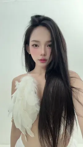 Người mà bạn từng háo hức để được gặp. Rồi một ngày cũng trở thành người mà bạn phải cố gắng thật bận rộn để không nhớ đến nữa.