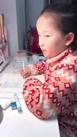 请你回答，为什么一个老师只教一个科目，而一个学生要学所有的科目[[😁]