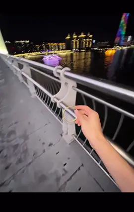 风吹过了我们这一页 轮到我看你爱别人了