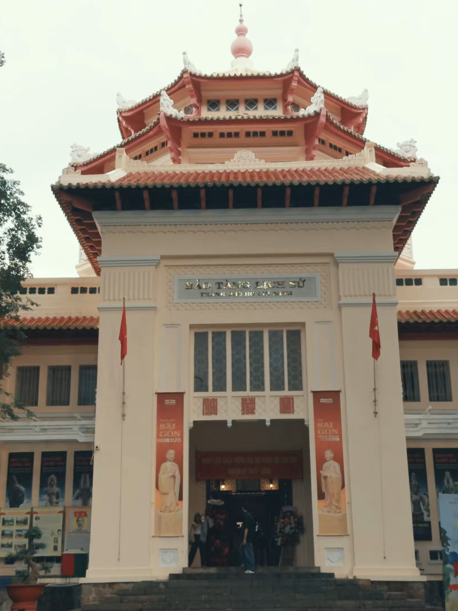 Bên trong Bảo tàng Lịch sử TP.HCM – 40.000 cổ vật, 12 báu vật! Nếu chỉ có 1 giờ để hiểu Việt Nam, hãy bắt đầu từ 🏛️ Bảo tàng Lịch sử TP.HCM – hơn 90 năm tuổi, giữ linh hồn Việt Nam suốt nghìn năm. #VNIdaily #HoChiMinhCity #VietnamHistory #SaiGonHeritage #MuseumVibes #ExploreVietnam