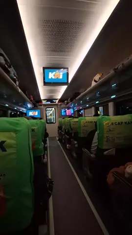 Suasana kereta paling malam dari jakarta menuju Yogyakarta #progo #kai #keretaapi #yogyakarta