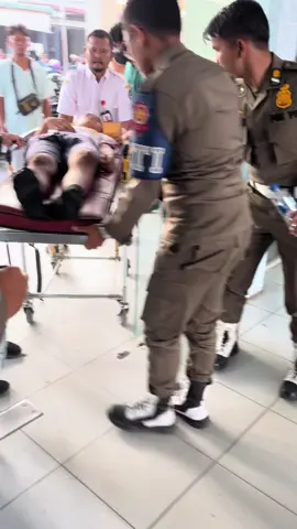 sebanyak 52 Siswa SMP N1 Laguboti dan 2 Pekerja MBG dirawat akibat dugaan keracunan dari program Makan Bergizi Gratis (MBG). Tim Satpol PP Toba turut membantu menertibkan area puskesmas Laguboti agar evakuasi pasien ke RSUD Porsea dan RS HKBP Balige berjalan lancar. semoga semuanya segera pulih🙏🏻 #satpolpptoba #lagubotitoba 