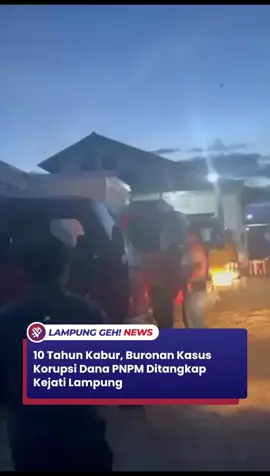 Lampung Tengah - Buronan kasus korupsi dana Simpan Pinjam Perempuan (SPP) Program Nasional Pemberdayaan Masyarakat (PNPM) Pedesaan berhasil ditangkap. Terpidana itu bernama Rozaki Lukman Habib. Ia sebelumnya buron sejak tahun 2015 hingga akhirnya berhasil ditangkap pada 14 Oktober 2025 di Bandar Sari, Bandar Jaya Barat, Lampung Tengah. Penangkapan ini berdasarkan putusan pengadilan Nomor: 16/Pid.Sus-TPK/2023/PN.Tjk tertanggal 16 Februari 2023, Rozaki Lukman Habib bin Jumain dinyatakan terbukti secara sah dan meyakinkan bersalah melakukan tindak pidana korupsi sebagaimana diatur dalam Pasal 3 jo. Pasal 18 Undang-Undang Nomor 31 Tahun 1999 tentang Pemberantasan Tindak Pidana Korupsi sebagaimana telah diubah dengan UU Nomor 20 Tahun 2001. Dalam amar putusannya, majelis hakim menjatuhkan hukuman Pidana penjara selama 3 tahun, denda sebesar Rp50.000.000 subsider 3 bulan kurungan, membayar uang pengganti sebesar Rp128.425.000 yang harus dilunasi paling lama 1 bulan setelah putusan berkekuatan hukum tetap. Apabila tidak membayar uang pengganti tersebut, maka harta bendanya akan disita dan dilelang untuk menutupi kerugian negara, dan jika tidak mencukupi, akan diganti pidana penjara selama 1 tahun dan 6 bulan. Dalam putusan itu juga diperintahkan agar terdakwa ditangkap dan ditahan, serta barang bukti berupa dokumen-dokumen terkait pengelolaan dana PNPM turut disita untuk kepentingan pembuktian. Plh Asisten Intelijen Kejaksaan Tinggi Lampung, Asep mengatakan keberhasilan ini merupakan bukti nyata keseriusan Kejaksaan dalam melaksanakan tugas penegakan hukum secara profesional dan berkeadilan. 