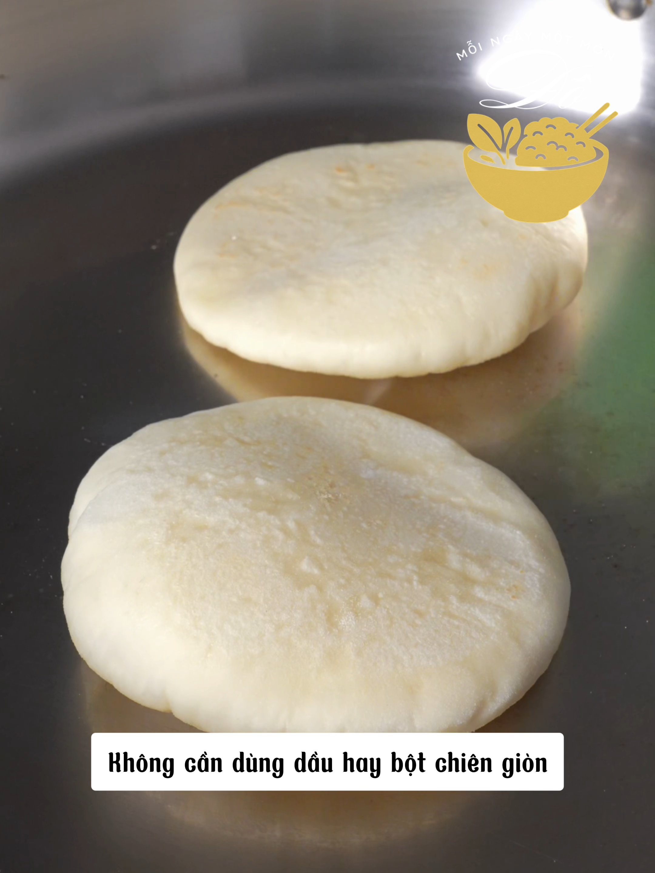 Bánh không dầu – rỗng ruột, ăn hoài không ngán 🍞✨ Chỉ với 300g bột mì, 3g men nở, 3g đường và 170g nước ấm, bạn đã có thể làm ngay món bánh không dầu rỗng ruột siêu ngon, siêu dễ! #BánhKhôngDầu #MónNgonDễLàm #BữaĂnNhàLàm #ĐỗMỗiNgàyMộtMón