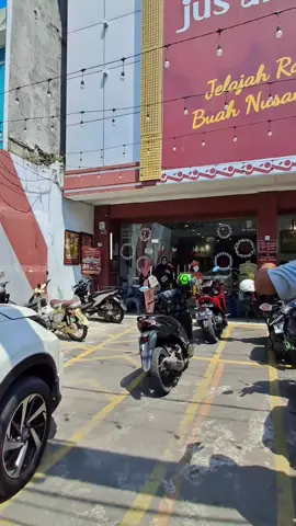 Promo jus strawberry 9.900 aja nih.. cus klik tag lokasi ya.. #jusantara 