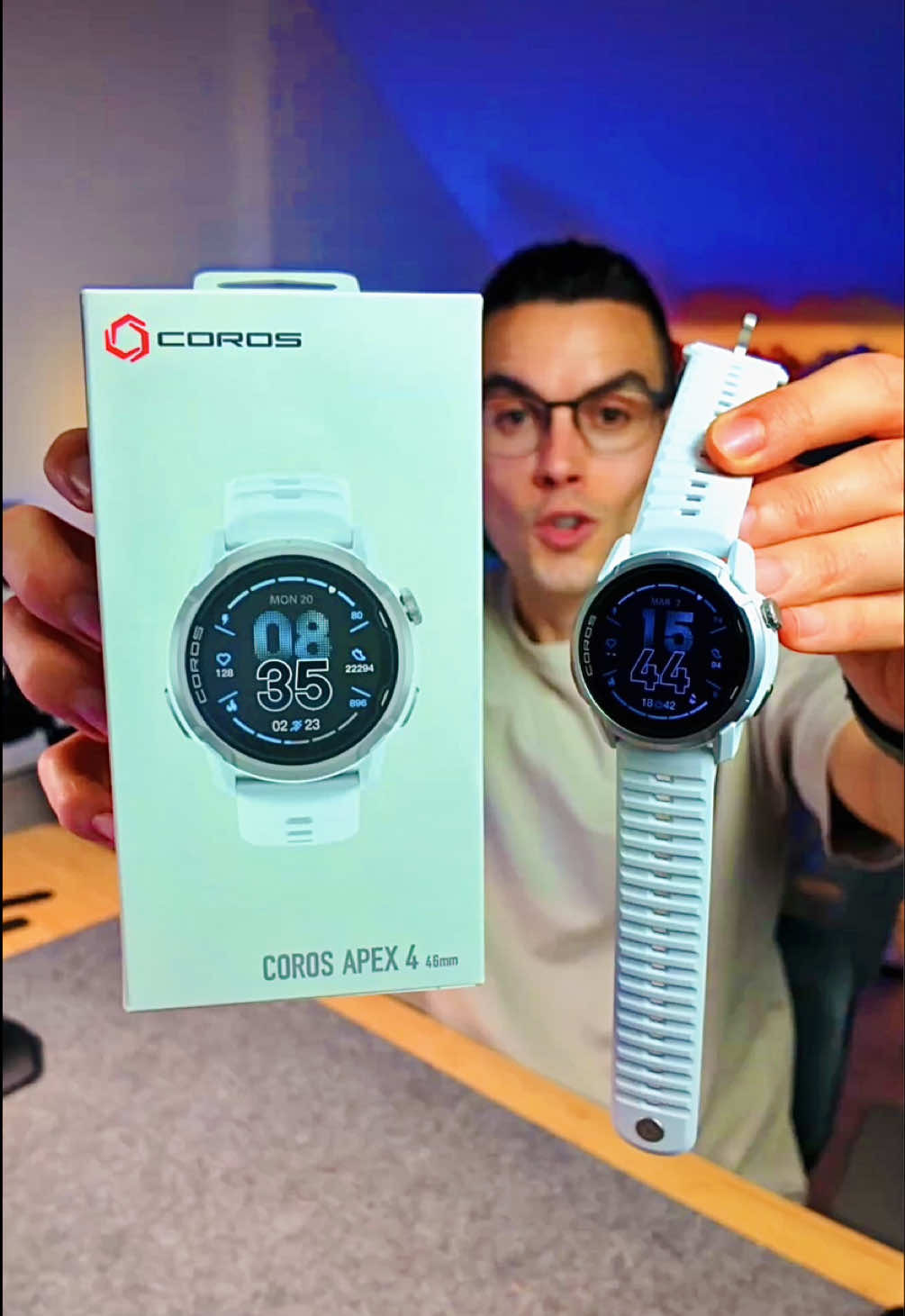 💥Coros Apex 4 en 1 minuto  Es pantalla MIP, no AMOLED. ¿Qué opinas? Disponible en dos tamaños: 42 y 46 milímetros. Hasta 41 horas de batería con GPS a máxima precisión, y hasta 65 horas con el nuevo modo de resistencia. Nuevo procesador: los mapas y la navegación van 30 veces más rápidos que antes. Incluye altavoz para recibir llamadas y alertas de audio, y micrófonos para responder y grabar notas de voz con inteligencia artificial, que se transcriben y guardan automáticamente durante tus rutas. NO tiene LTE, el reloj usa la conexión Bluetooth del móvil para las llamadas y demás. Su precio: 449 € para el modelo pequeño y 499 € para el de 46 mm. #coros #corosapex4 #trailrunning #Running @COROS 