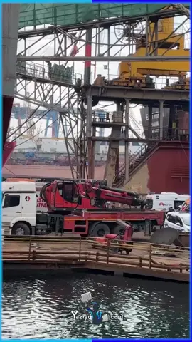 Tuzla tersanesinde, gemide karbondioksit tüpü bakım-onarımı sırasında meydana gelen patlamada 1 işçi hayatını kaybetti, 4 işçi yar*landı. Anadolu Cumhuriyet Başsavcılığı olayla ilgili soruşturma başlattı. Son 5 günde ikinci ö*ümlü kaza olarak kayıtlara geçti. #skymedya #yaziyoocom #sondakika