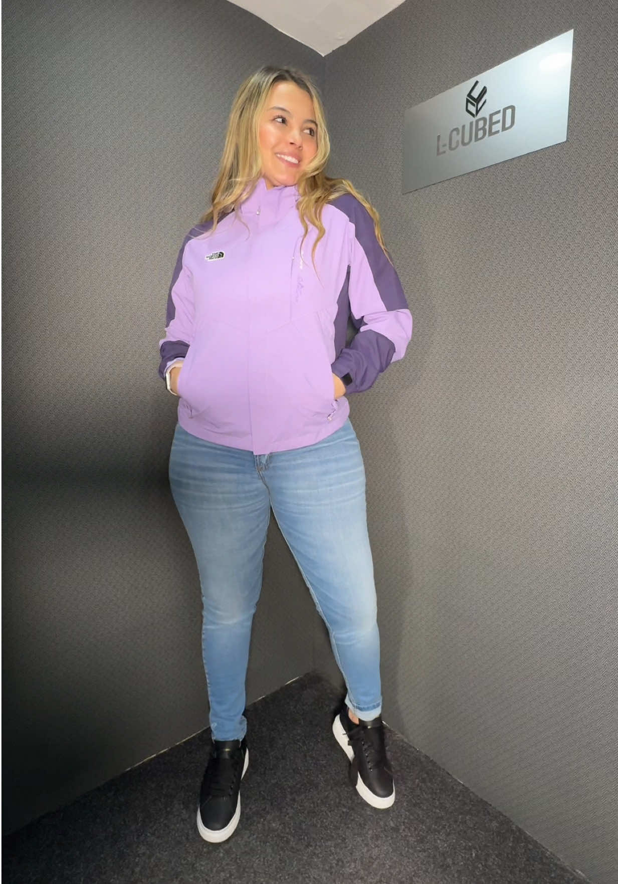 “Un look para cada mood 💅✨ Porque no hay excusa para no verte bien, ¡ni en el gym! ¿Con cuál te quedas tú? 👀🔥” 🪩 Puedes cerrar con un gancho tipo: 👉 “Etiqueta a tu amiga que cambia de outfit tres veces al día 😂” 👉 “Elige tu favorito y te digo dónde conseguirlo 👇”