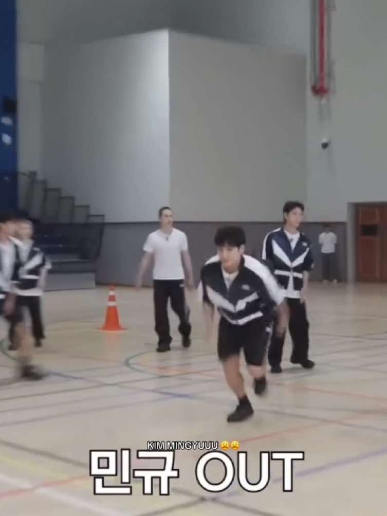 HE’S SO HIGH SCHOOL ATHLETE CRUSH 😩😩 #mingyu #kimmingyu #seventeen17_official #foryoupage #fypppppppp 