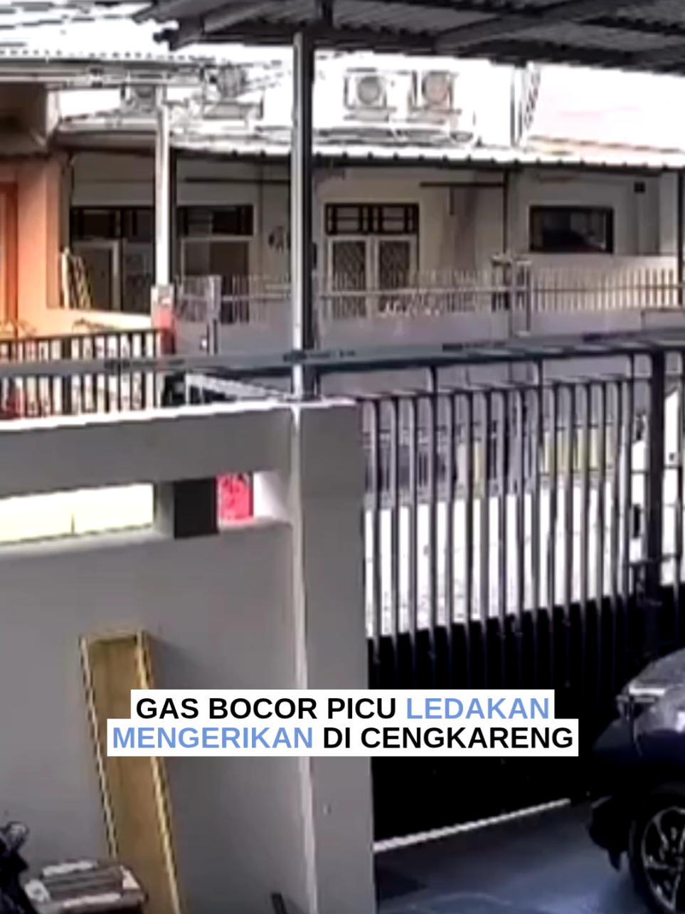 Ledakan hebat mengguncang komplek perumahan Taman Palem Raya, Cengkareng, Jakarta Barat, pada Rabu (15/10/2025). Diduga berasal dari kebocoran regulator gas elpiji 12 kg, ledakan terjadi saat pemilik rumah menyalakan kompor. Dua orang langsung dilarikan ke rumah sakit, termasuk seorang lansia 73 tahun yang mengalami luka bakar serius. Tak hanya korban jiwa, ledakan ini juga menyebabkan kerusakan parah pada enam rumah dan satu mobil milik warga sekitar. Polisi menduga regulator dipasang tidak sempurna alias longgar. Warga dihimbau untuk rutin memeriksa regulator gas agar tragedi serupa tak terulang. Jangan sepelekan hal kecil yang bisa berujung bencana! #Genvoice #LedakanGas #Cengkareng #WaspadaRegulator 