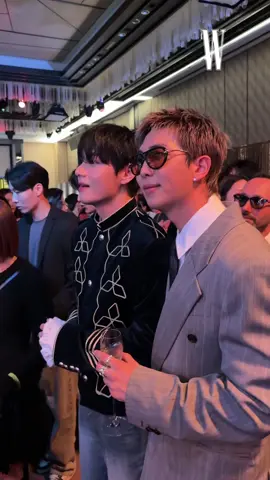 #LoveYourW2025 지금 BTS 뷔, RM, 제이홉은 Love Your W 무대를 즐기는 중! @wkorea - #LoverYourW #유방암인식향상캠페인 #더블유 #wkorea