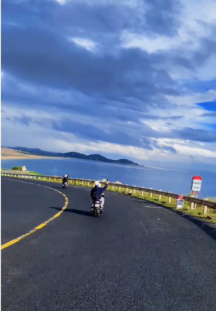 View đẹp mà mưa nắng thất thường quá 🤣#chill #tour #phuyen #fyp #xuhuong 