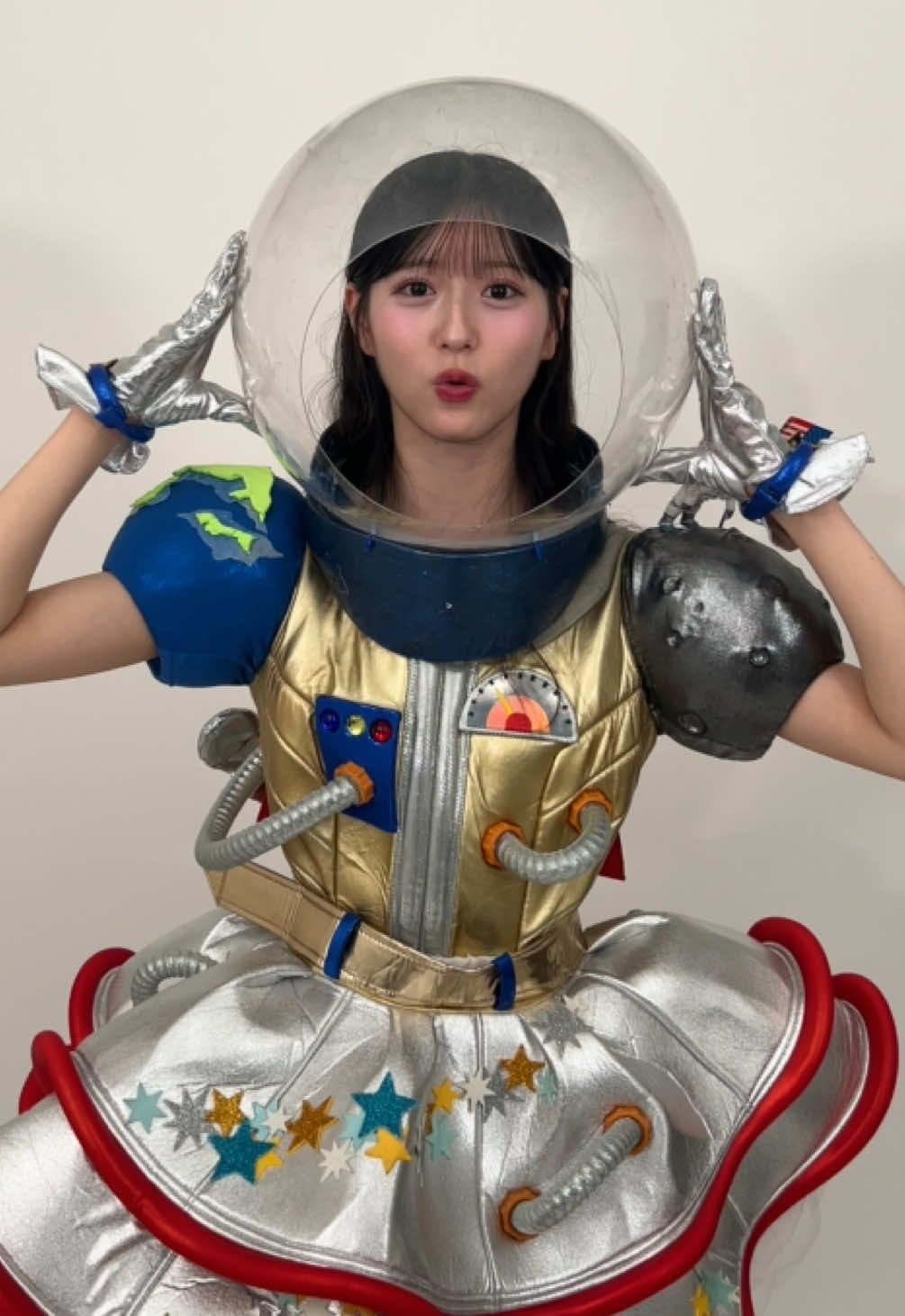 テレビで見てた衣装を着れてMAXハイテンション〜👩🏻‍🚀🚀🚀 10/17〜28大丸東京店で開催の衣装展でこの衣装も見れちゃうらしい…!👀🪐 #八木愛月 @八木愛月（AKB48）  #会いに行けるアイドル 