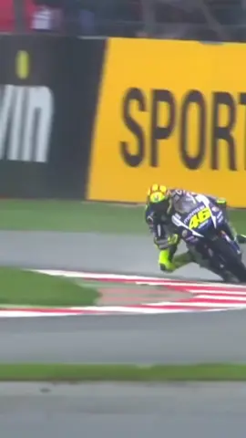 VALENTINO ROSSI'S LATE BREAKING TECHNIQUE IN THE CORNER #valentinorossi #legend #motogp 