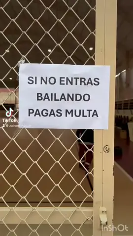 Calentando motores para nuestra presentación ♥️💛🏐 @voleyuniversitario . . #voleyuniversitario #risas #compañeras #equipo #idaleu