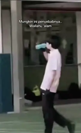MUNGKIN INI SEBABNYA… Saya memang tak boleh brain langsung, budak umur 14 tahun sanggup t!kam pelajar perempuan sampai lebih 50 kali. Lepas tu, dia jalan minum air macam tak ada apa-apa jadi. Macam baru lepas habis game. Korang boleh brain tak? Tapi bila saya tengok nota yang dijumpai, saya terus faham satu benda: Budak ni bukan marah sangat kat orang. Tapi dia dah hilang rasa manusia. Nota dia penuh dengan istilah gamer: “NPC”,  “Zero Day”,  “I win”. Kalau korang biasa main game, korang tahu maksud dia. NPC tu maksudnya watak yang tak penting. Watak yang hanya ada untuk pelengkap dunia dalam game. “Zero Day” pula istilah hacker, maksudnya hari $erangan. Hari kau mula misi. Dalam kepala dia, mungkin dunia ni bukan dunia sebenar lagi. Orang sekeliling dia cuma watak tambahan. Dan bila dia bunuuh orang, otak dia tak anggap tu nyawa manusia. Cuma “mission complete.” Dekat sini kita kena faham satu benda penting, Bila anak-anak terlalu lama duduk dalam dunia game, dunia maya boleh jadi dunia realiti bagi mereka. Bila hari-hari tengok da£ah, t€mbak, t!kam, lama-lama otak dia jadi kebal. Daraah bukan lagi benda yang menakutkan, tapi biasa.  Kehidupan orang lain bukan lagi sesuatu yang bernilai, tapi macam “nyawa dalam game.” Kajian dari American Psychological Association (APA) pun pernah lapor, kanak-kanak yang kerap tengok kandungan ganas terutama dalam game, mereka mula hilang empati tanpa mereka sedar. Dia tak rasa bersalah bila sakitkan orang. Dia tak faham beza antara emosi dan tindakan. Sebab tu kes macam ni bukan sekadar kes jenayah. Ini krisis jiwa. Zaman kita dulu kalau marah, kita kena nasihat, kena rotan, kena marah dengan cikgu. Zaman sekarang bila marah, anak buka TikTok, jumpa orang lagi marah, lagi ganas, lagi sinis. Dia rasa benda tu normal. Masalahnya bukan game tu semata-mata. Masalahnya bila game ganti dunia sebenar. Bila mak ayah dah tak ada masa nak sembang, bila sekolah dah tak pantau emosi pelajar, bila dunia digital jadi tempat anak belajar cara fikir dan cara rasa… di situ, rasa empati mula mati perlahan-lahan. Anak-anak kita sekarang bukan tak pandai. Tapi ramai dah tak tahu beza antara sakit hati dengan sakit jiwa. Sebab tu saya selalu pesan, jangan cuma pantau video apa yang anak tengok. Pantau juga game dia main, siapa dia ikut, apa yang dia cakap masa voice chat. Benda ni kecil, tapi kalau kita biar, hari ni dia main t!kam dalam game, esok dia t!kam orang betul. Nauzubillah. Kita tak boleh hidup dalam penafian lagi. Budak 14 tahun takkan lahir dengan niat nak jadi pembunuuh. Tapi bila dunia yang dia hidup tu penuh dengan keganasan dan tanpa emosi, jiwa dia akan jadi sejuk, macam mesin. Dan bila manusia dah mula rasa macam mesin, masa tu, manusia lain dah tak ada nilai. Jangan tunggu tragedi baru nak peduli.Jiwa anak kita sekarang tengah haus kasih sayang. Bukan haus ‘data plan’. bossF, MommyHana