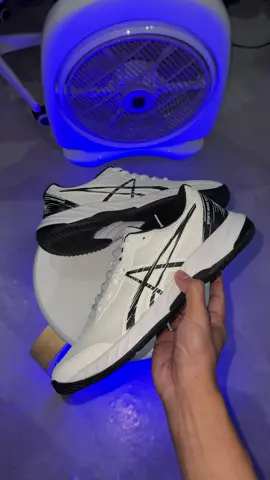 EDM Volleyball and Badminton Shoes. Lakas maka premium ng quality at performance gar. MAGAAN, Makapit, at malakas ang SPIKE! #edmshoes #edm #edmvolleyballshoes #edmbadmintonshoes #sportsshoes 