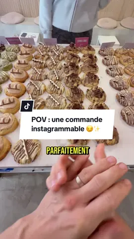 POV : une cliente demande la commande la plus instagrammable 📸 On lui propose notre fameux Kinderella 🍪✨ (même si TOUS nos cookies sont aussi bons que beaux 😏) + un bon latte ☕️ Et toi, tu prends quoi pour tes photos Insta ? 👀📷 #pov #viralcookies #latteart #coffeeshop #cookieshop 