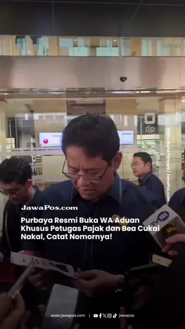 Menteri Keuangan Purbaya Yudhi Sadewa resmi membuka layanan aduan melalui WhatsApp khusus bagi masyarakat yang ingin melaporkan petugas pajak maupun bea cukai yang nakal. Layanan ini bisa diakses langsung melalui nomor 0822-4040-6600. “Kan sebelumnya saya janji nih, komplain masalah bea cukai, dan khusus bea cukai dan pajak ya, bisa lapor Pak Purbaya. Nomornya ini, 0822-4040-6600,” ujar Purbaya saat ditemui di Kantor Direktorat Jenderal Pajak (DJP), Jakarta Selatan, Rabu (15/10). Lebih lanjut, Purbaya menjelaskan bahwa layanan aduan ini ditujukan bagi publik yang memiliki keluhan terhadap pegawai pajak atau bea cukai yang dinilai menyimpang, termasuk permasalahan lain di kedua instansi tersebut. “Ini buat publik yang punya keluhan terhadap masalah pajak atau pegawai pajak atau pegawai bea cukai yang ngaco, yang menurut mereka ngaco, atau masalah pajak apa pun, dan bea cukai. Karena hari ini saya sudah ada yang standby di sana,” jelas Purbaya. Baca selengkapnya di www.jawapos.com