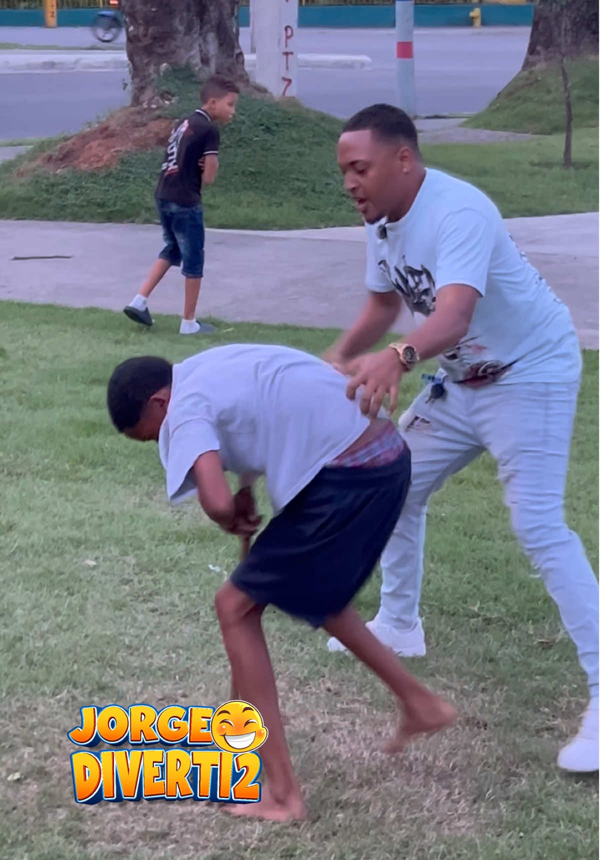 Das 15 vueltas y luego siéntate en la silla 🪑 si logras hacerlo, ganas!!! 😂 #juegosdivertidos #juegos #divertido #funnygames 