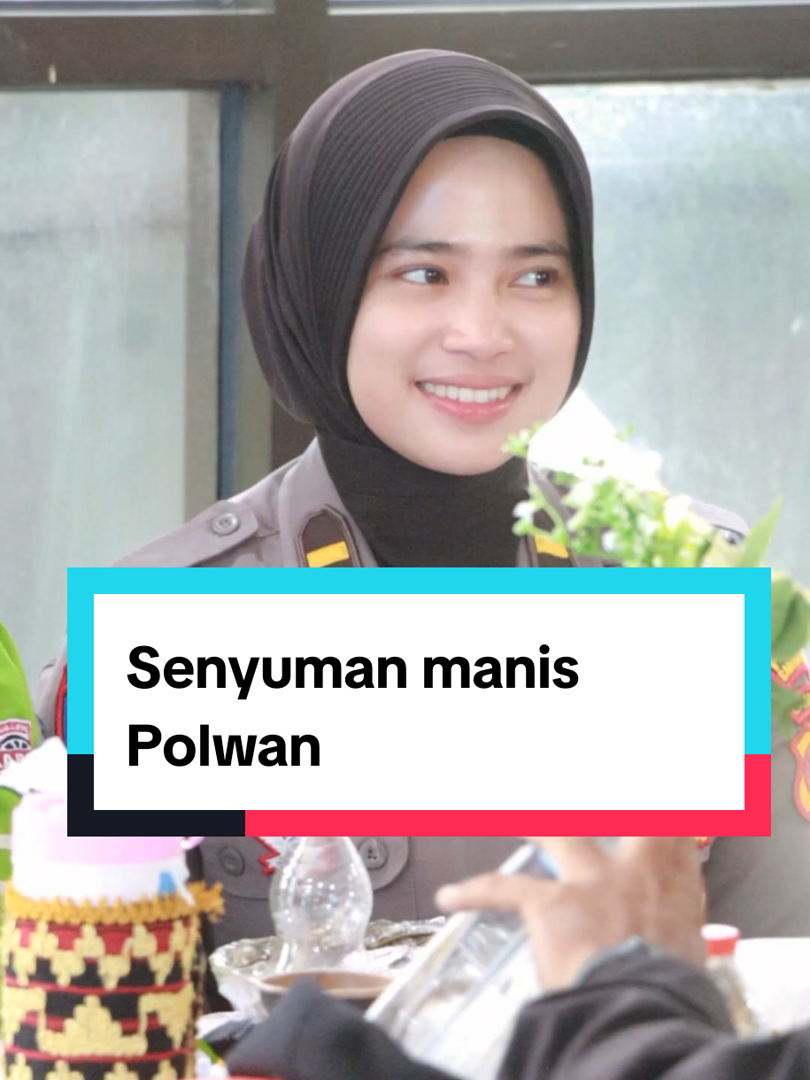 Senyuman manis Polwan Cantik Ipda Alvira saat foto bersama komunitas ojek online #lampung #bandarlampung #fyp #polisi 