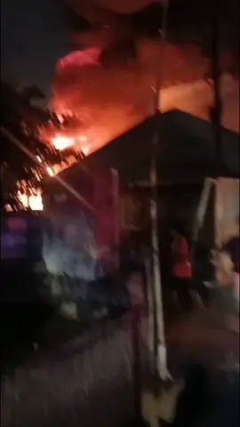 kebakaran deket pinggir tol cakung jakarta timur #cakung  #jakarta  #kebakaran 