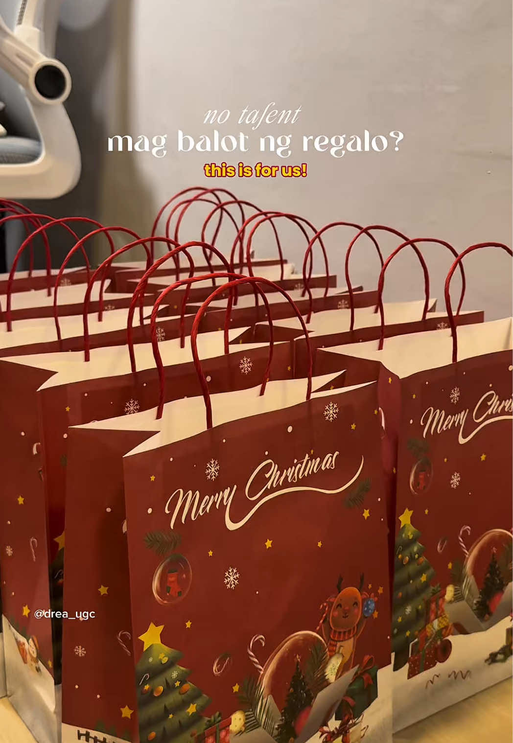 Christmas Paper Bag! Perfect gamitin lalo sa mga walang time at talent magbalot ng regalo. Super sulit din kasi 10pcs set mo na makukuha sa murang halaga! #giftbags #christmasgift #christmas #giftwrapping #giftidea 
