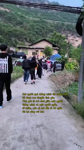 Hai người quá thông minh thì không thể lái được con thuyền tình yêu. Tình yêu là trò chơi giữa một người thông minh và một người ngốc, dĩ nhiên, nếu cả hai đều là kẻ ngốc thì lại càng vui hơn#uyenthutamtrang #tinhyeu #tamtrang 