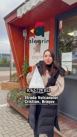 Așa arată un pui făcut cu răbdare: fraged și rumenit perfect. Cartofii? Tăiați pe loc, prăjiți în coajă, crocanți cât trebuie. Asta e atmosfera de la Alegrin — simplă, caldă și plină de gust. Ia zi, o pui de-un pui? ❤️ #alegrin #rotiserie #gustautentic #puirotisat #romaniafood @Rotiseria Alegrin 
