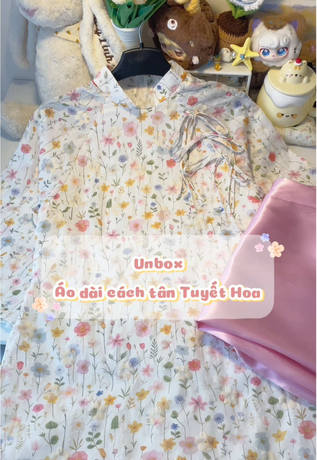 Áo dài cách tân Tuyết Hoa với sắc màu tươi mát như cả một vườn hoa xuân nha. Vừa dịu vừa dễ thương đáng yêu ấy. Mặc đi chụp ảnh hay dạo tết quá là xinh luôn 𓂃 ⸝⸝ ♡ #trending #xuhuong #canmottachtra #aodai #29febcloset 
