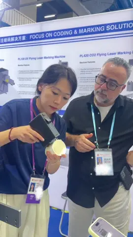 Watch visitors try the handheld printer for the first time  ，clients are loving our handheld printer!❤️#handheldinkjetprinter #handheldcodingmachine #exhibition #business #inkjetprinter 
