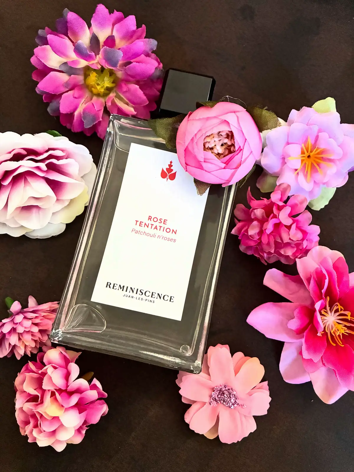 🌹 Coucou salut ! Aujourd’hui je viens vous parler de ma collaboration commerciale avec @sampleo_france et @reminiscence.paris ! J’ai eu la chance de recevoir gracieusement ce parfum de la marque !  °• une découverte olfactive qui m’a littéralement enveloppée de douceur : Rose Tentation de Reminiscence. °• Un parfum qui porte bien son nom… entre la délicatesse de la rose et la sensualité du patchouli, il dégage une élégance intemporelle. °• C’est le genre de fragrance qui laisse une trace, mais tout en subtilité. Celle qui fait tourner les têtes sans en avoir l’air. °• Une rose moderne, affirmée, un peu comme nous finalement — douce mais avec du caractère. Merci infiniment @reminiscence.paris et @sampleo_france pour cette découverte olfactive ! À bientôt ! #collaboration #collaborationcommerciale #reminiscence #ParfumsDeNiche #MacaronDamour  💎