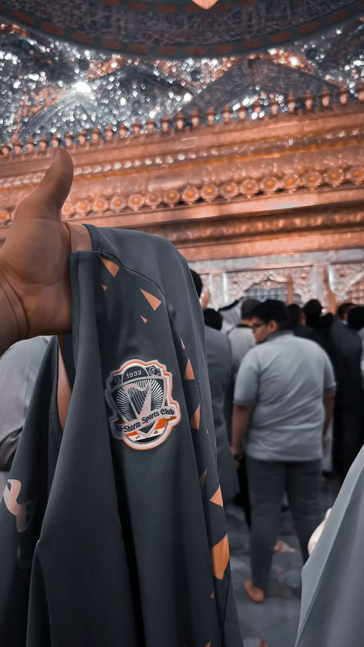 أيها المتطاولون على المذهب، والمخالفون لقوانين الفيفا، والطاعنون في رموز العراق الأبية! ما أمعنتم في العيب، ولا بالغتم في الإسفاف إلا وأضحكتم الحجر من سخفكم. الكل يعلم أن الفيفا تسير وفق أهواء الاتحادين القطري والسعودي، لكن لتعلموا — ويشهد التاريخ — أن ردَّ العراق لا يُكتب بالبيانات، بل يُقال في الميدان! يوم الاثنين، في قلب العاصمة، سترتجّ الأرض تحت أقدامكم، وسيسمع صدى الهتاف من دجلة إلى الفرات: “هنا يُكتب الردّ… وهنا يُهزم التطبيع!” فاستعدوا، يا من ظننتم اللعب سياسة… فالكرة يومها عراقية، والملعب سيكون محكمة التاريخ! ⚡