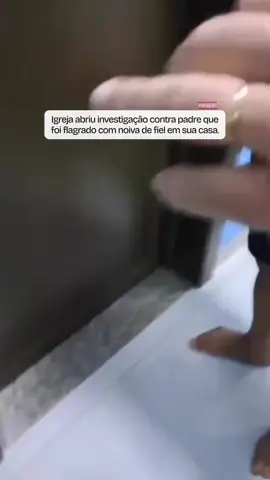 Padre é investigado pela igreja após ser flagrado com noiva de fiel só de baby doll A noiva foi encontrada chorando embaixo da pia do banheiro. Em nota divulgada nesta terça-feira (14/10), a Diocese destacou o caso é apurado Créditos: @metropoles (ig) 