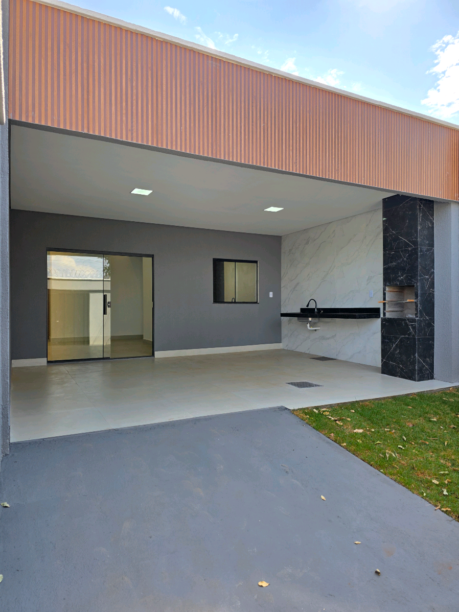 À VENDA❗️❗️❗️Casa com 3 quartos sendo uma suíte. 🏡 R$370.000,00 - Senador Canedo GO  📍Res. São Francisco I, próxima ao centro da cidade. ♧ Entrada média a partir de R$18Mil e parcelas em R$3.100,00 financiamento dentro do programa Minha Casa Minha Vida faixa 4. Características do Imóvel: - 🛏️ Três Quartos, incluindo uma Suíte. - 🏠 Acabamento Primoroso. - 🛋️ Sala de estar com pé direito elevado.  - 🍽️ Cozinha Individual com bancada em mármore. - 🚗 Garagem coberta.  - 🌳 Frente do Imóvel com espaço. - 🚶‍♂️ Corredor em uma das laterais.  - 🧺 Área de Serviço. - 🚿 Banheiros confortáveis todos revestidos no porcelanato e com nicho.  - 💫 Projeto luminotécnico completo.  - 🥩 Varanda gourmet com churrasqueira revestida no porcelanato e bancada de apoio.  Dimensões: - 🏠 150m² de Área Privativa. - 📏 108m² de Área Construída. 📞 Agende já sua Visita: - WhatsApp: (62)99905-5975 ou (62)99183-2588  👨🏻‍💼 Leonardo Silva  CRECI-GO 30.536  #imoveis #casa #casaavenda #financiamento #fyp 