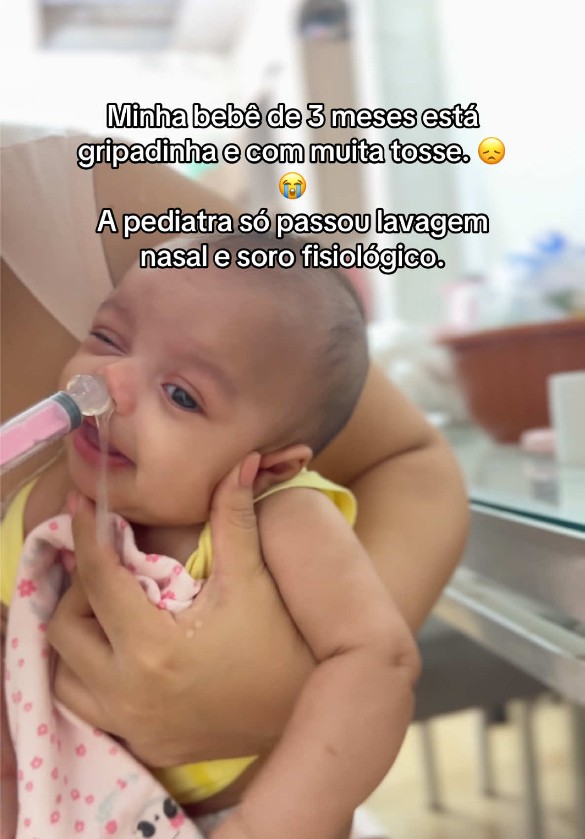 É uma dor ver ela assim 😭. É nossa primeira filha, e ver ela gripadinha nessa situação parte o coração. 💔 Mamães, mandem dicas, por favor! 🙏  #maedemenina #maedeprimeiraviagem #bebe #maternidadereal #gravidez gripe 