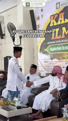 Di tengah maraknya isu feodalisme di dunia pesantren, Alhamdulillah… Pesantren Al-Utsaimin tetap menjaga kemurnian adab dan ilmu. Di sini, guru bukan untuk ditakuti, tapi dihormati. Santri bukan untuk diperintah, tapi dibimbing. Kami belajar untuk memahami dalil, bukan membela sosok. Kami meneladani Rasul ﷺ dan para ulama sunnah dalam mencari ilmu dengan rendah hati. Karena di Al-Utsaimin, ilmu tumbuh dari keikhlasan — bukan dari ketakutan.  📖 “Barang siapa menempuh jalan untuk mencari ilmu, maka Allah akan memudahkan baginya jalan menuju surga.” (HR. Muslim)