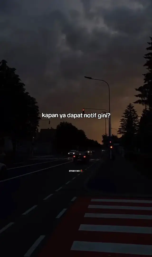 . . . .  bahan-bahan: Untuk Mie: 200 gram mie telur atau mie kuning basah Tauge secukupnya (direbus sebentar) Kol, iris tipis (direbus sebentar) Daun kemangi (opsional) Mentimun, potong kecil Kerupuk (sebagai pelengkap) Bawang goreng (untuk taburan) Untuk Bumbu Pecel: 150 gram kacang tanah (digoreng atau disangrai) 3 siung bawang putih 5 buah cabai rawit merah (sesuai selera) 3 buah cabai merah besar 2 lembar daun jeruk (buang tulang daunnya) 1 sdm gula merah (sisir halus) 1 sdt garam 1 sdm air asam jawa Air matang secukupnya 👩‍🍳Cara Membuat: 1. Siapkan Bumbu Pecel: 1. Goreng atau sangrai kacang tanah hingga matang, tiriskan dan dinginkan. 2. Haluskan kacang tanah bersama bawang putih, cabai, daun jeruk, gula merah, garam, dan air asam jawa. Bisa diulek atau diblender. 3. Tambahkan air matang sedikit demi sedikit hingga kekentalan sesuai selera. Koreksi rasa. 2. Siapkan Mie dan Pelengkap: 1. Rebus mie hingga matang, tiriskan. 2. Rebus sayuran sebentar (tauge, kol), tiriskan. 3. Siapkan piring saji, tata mie, sayuran, daun kemangi, dan mentimun di atasnya. 3. 🍽Penyajian: 1. Siram dengan bumbu pecel. 2. Taburi bawang goreng dan tambahkan kerupuk sebagai pelengkap. ✅Tips: Jika ingin lebih praktis, kamu bisa pakai bumbu pecel instan, tinggal tambahkan air panas. Bisa juga ditambahkan potongan tempe goreng atau tahu goreng. #galaubrutal #foryoupage #fyp