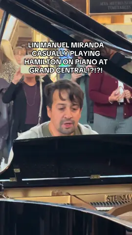 LIN MANUEL MIRANDA PLAYING HAMILTON IN THE MIDDLE OF GRAND CENTRAL!!!!!! WHEN I TELL YOU I WAS SHOOK 😭 #hamilton 