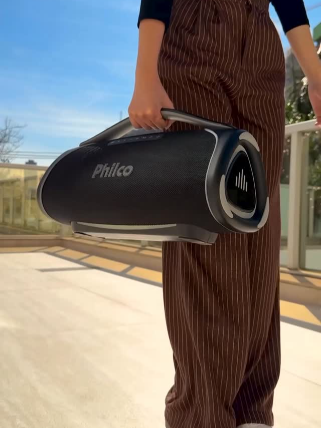 Vem aí a nova Boombox Philco Extreme PBX01! 🖤🎶 ✔️ 300W de potência ✔️ Proteção IP66: resistência contra poeira e jatos fortes de água ✔️ Até 30 horas de bateria ✔️ Bluetooth 5.3 de última geração ✔️ Graves potentes com a função Ex Bass #Philco #PhilcoExtreme #SintaABatida