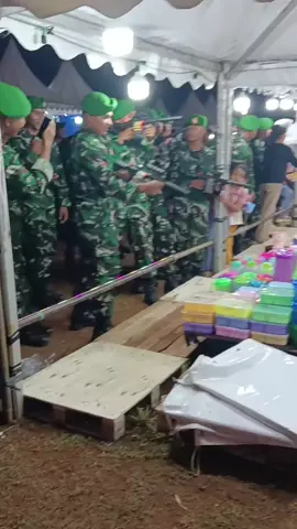 di serbu om tentara😂