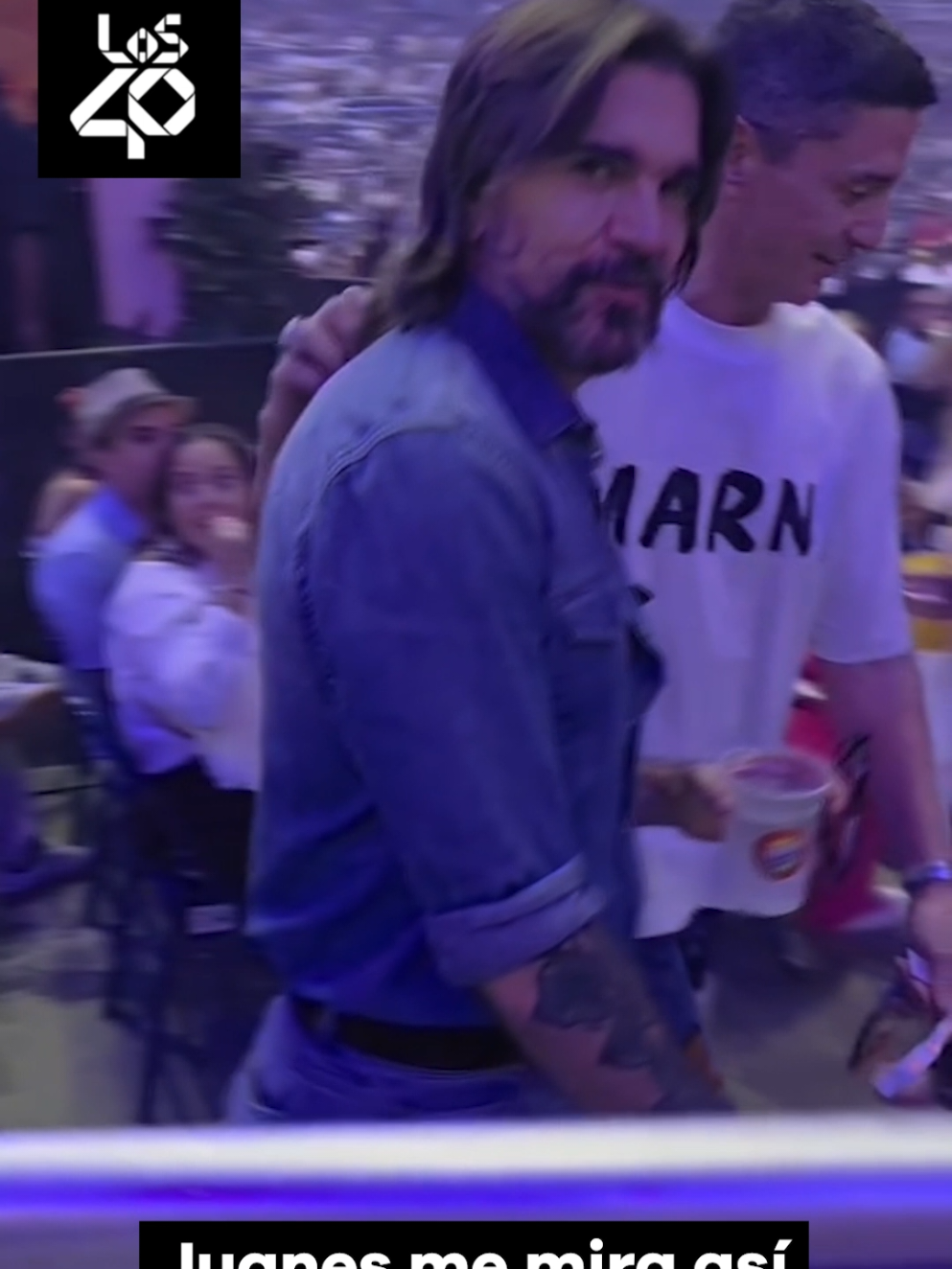 #Juanes me mira así y yo solo pienso ¿será que me ve de verdad o solo me está haciendo sufrir? 😏💋🔥 ¿Cómo reaccionarían en esta situación? 👄 #Los40colombia 