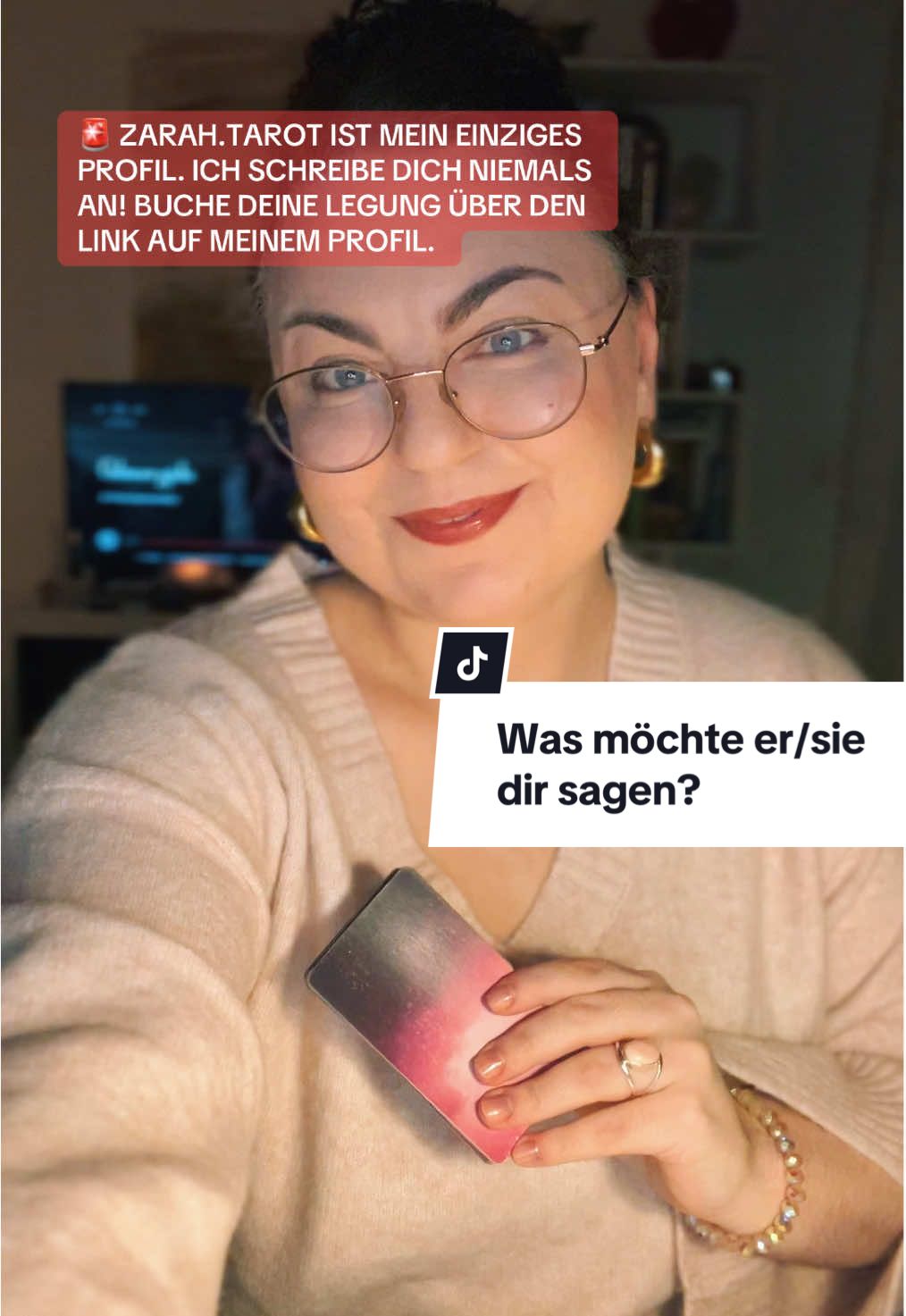 Buche deine persönliche Legung über den Link auf meinem Profil. Dort findest du meine Kontaktdaten und meinen Online Kalender. ‼️ Ich schreibe dich niemals für eine Legung an. Zarah.tarot ist mein einziges Profil. 